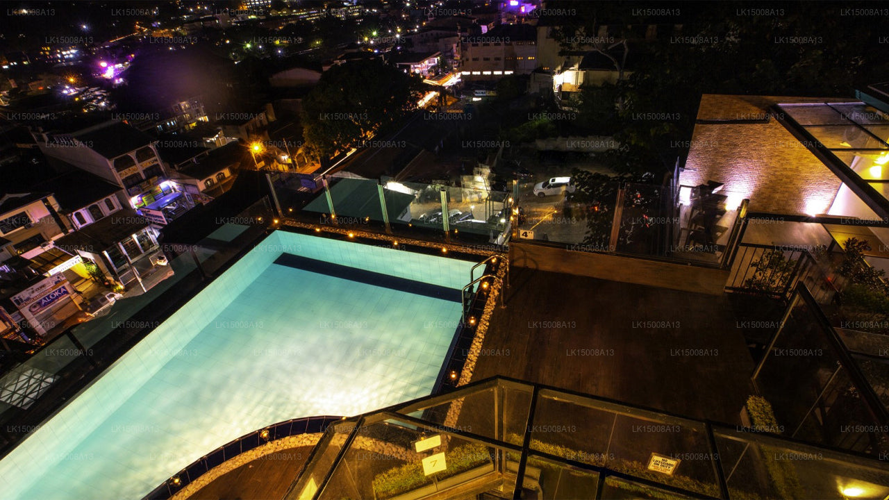 Отель «Севана Сити», Канди