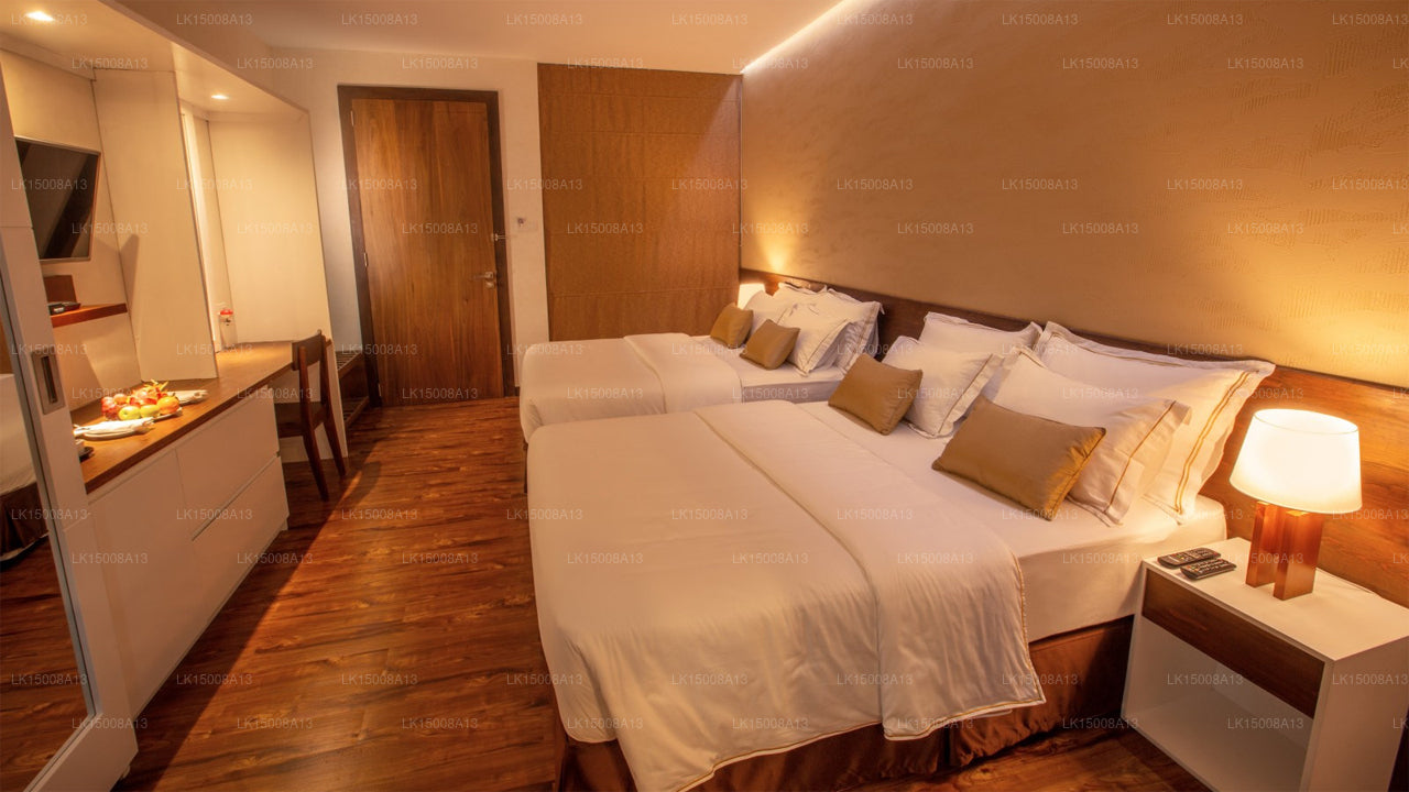 Отель «Севана Сити», Канди