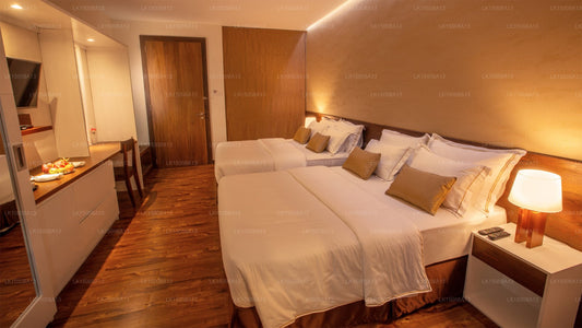 Отель «Севана Сити», Канди