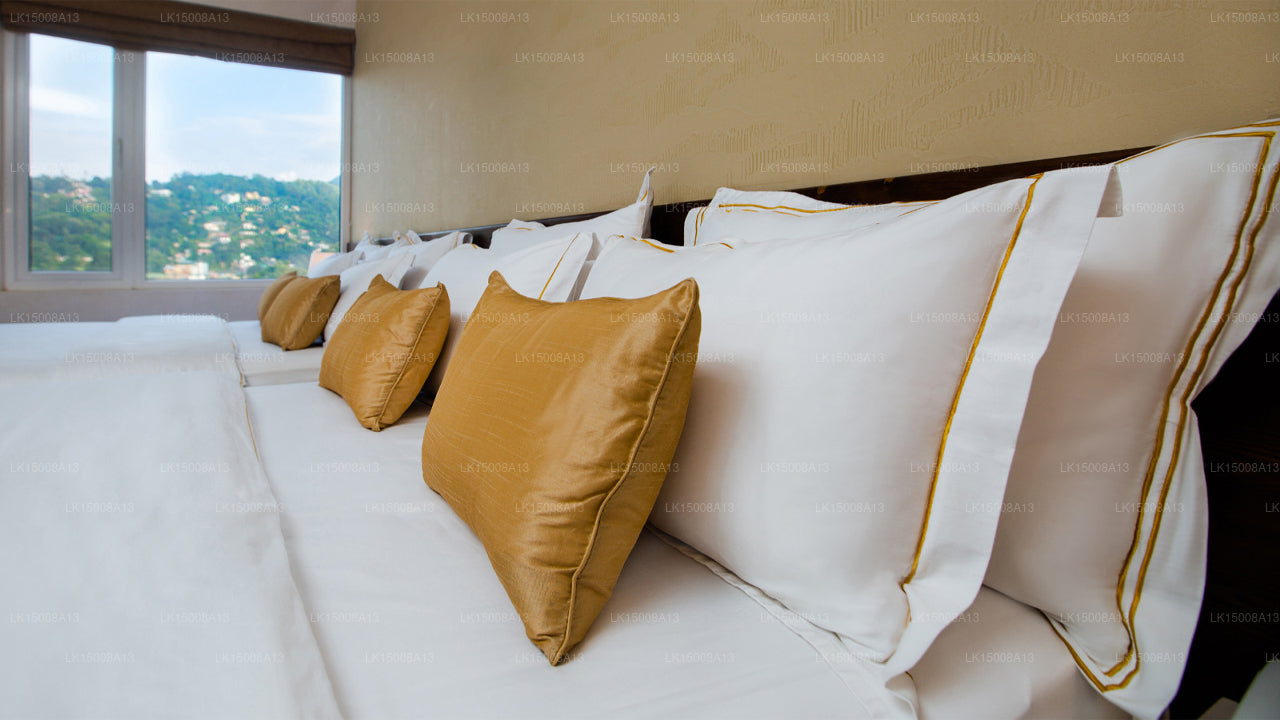 Отель «Севана Сити», Канди