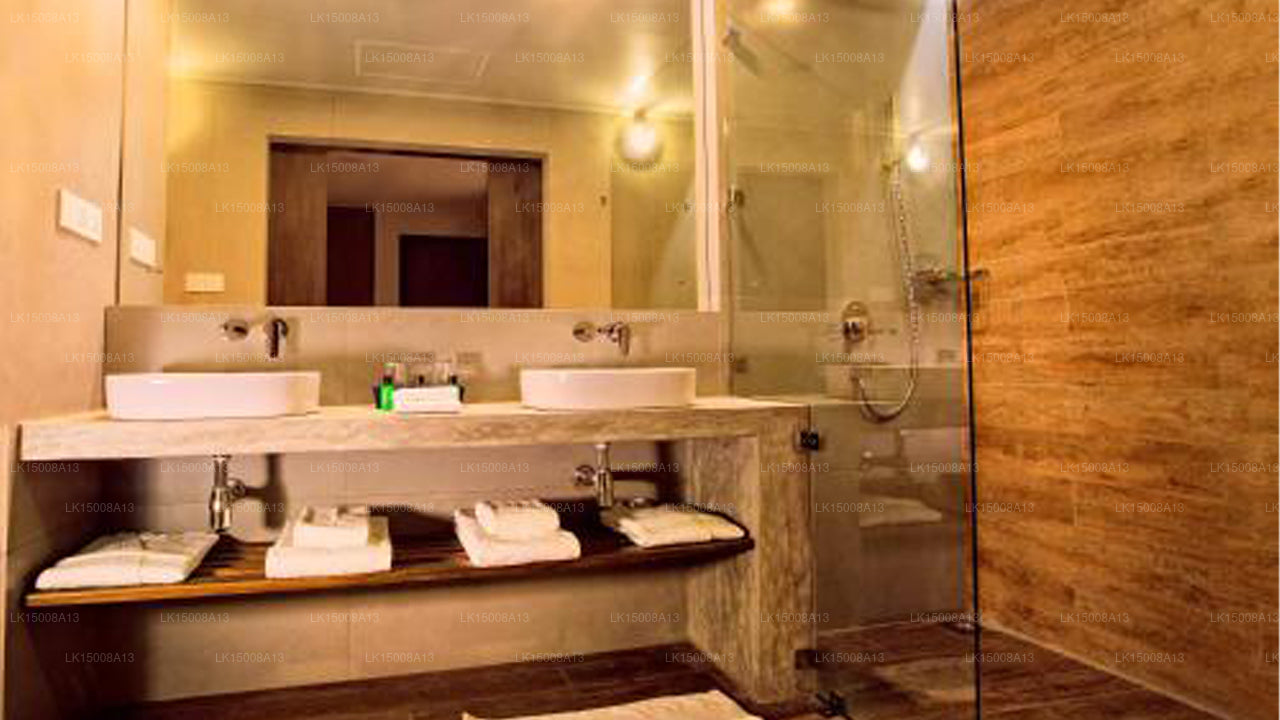 Отель «Севана Сити», Канди