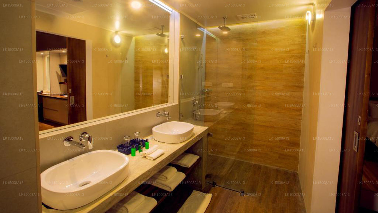 Отель «Севана Сити», Канди