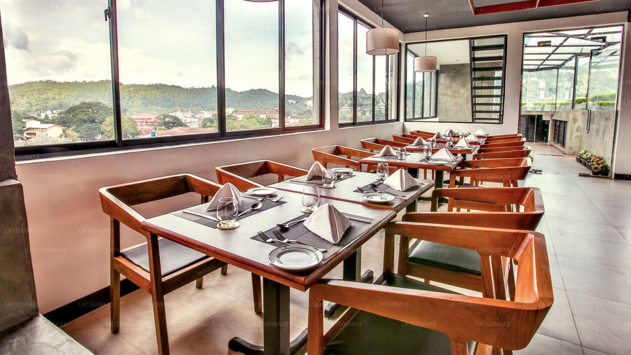 Отель «Севана Сити», Канди