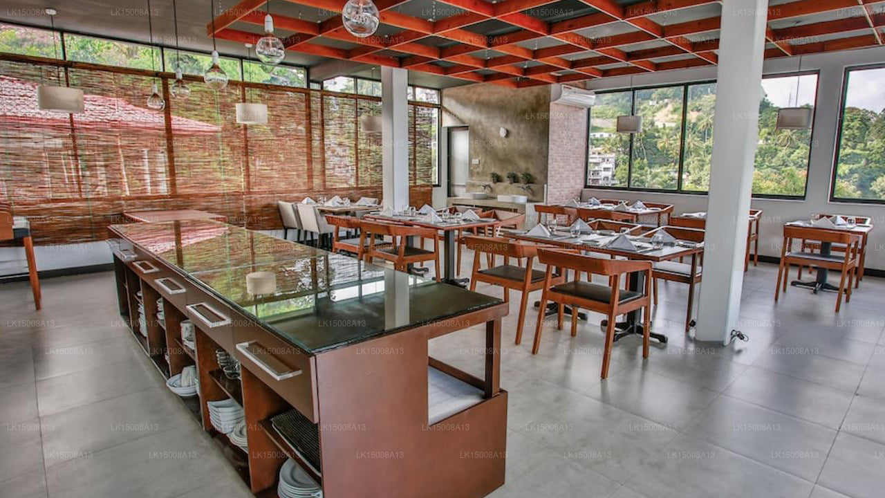 Отель «Севана Сити», Канди