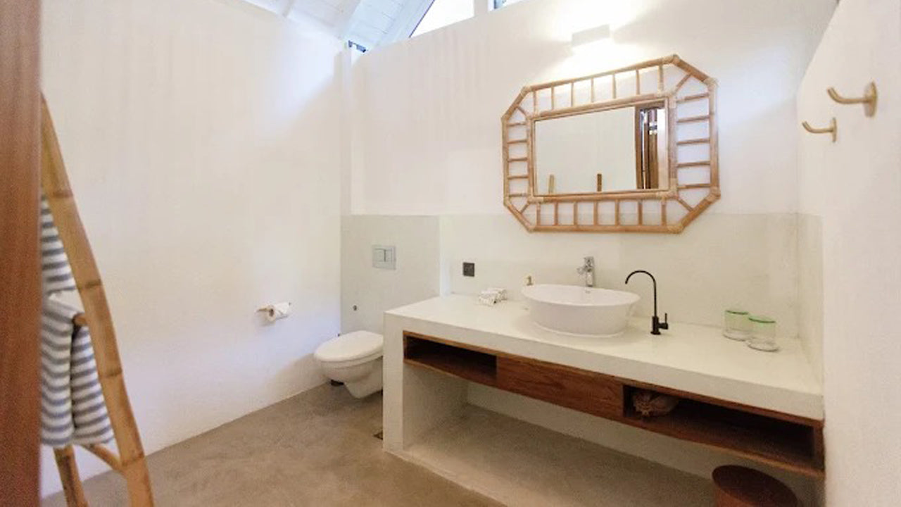 Sam & Lola’s, Hiriketiya