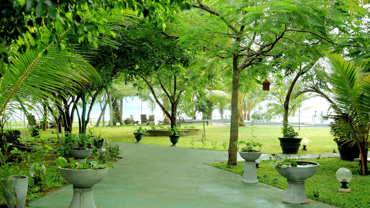 Отель Lake Park, Полоннарува