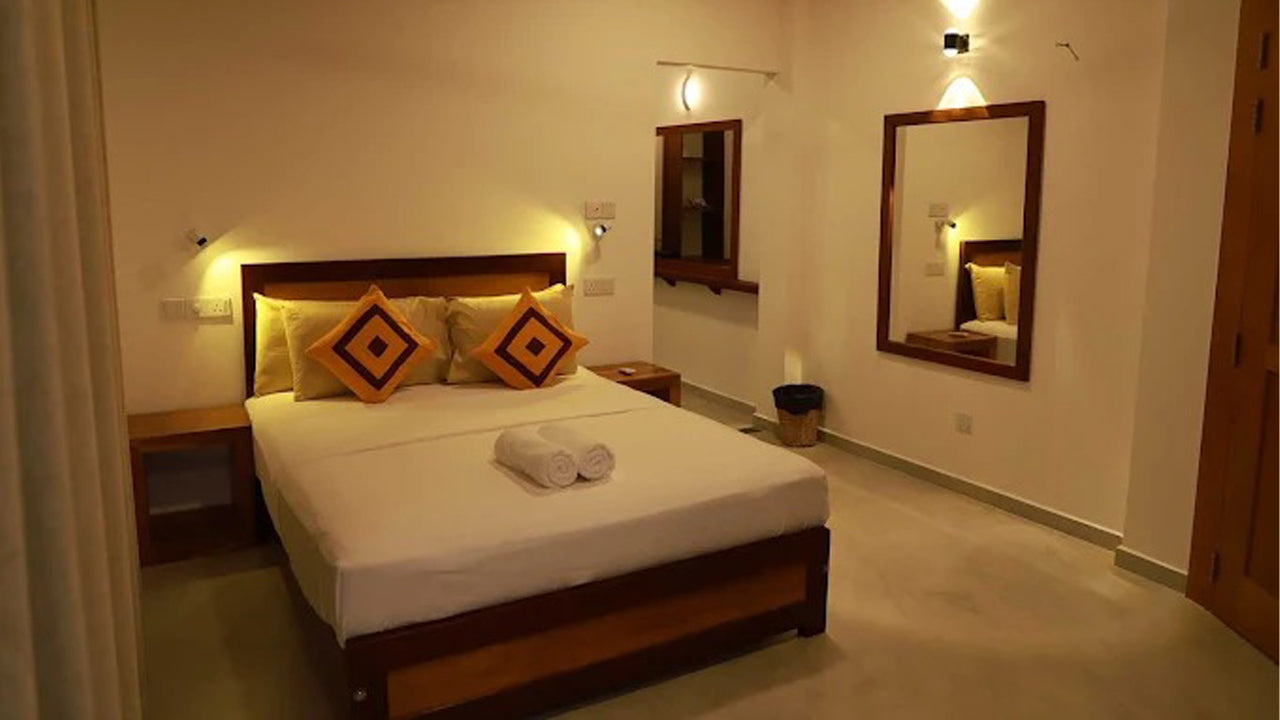 House on the Bend, Hiriketiya