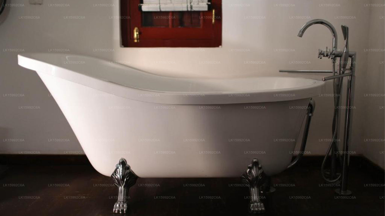 Бар и отель Royal, Канди