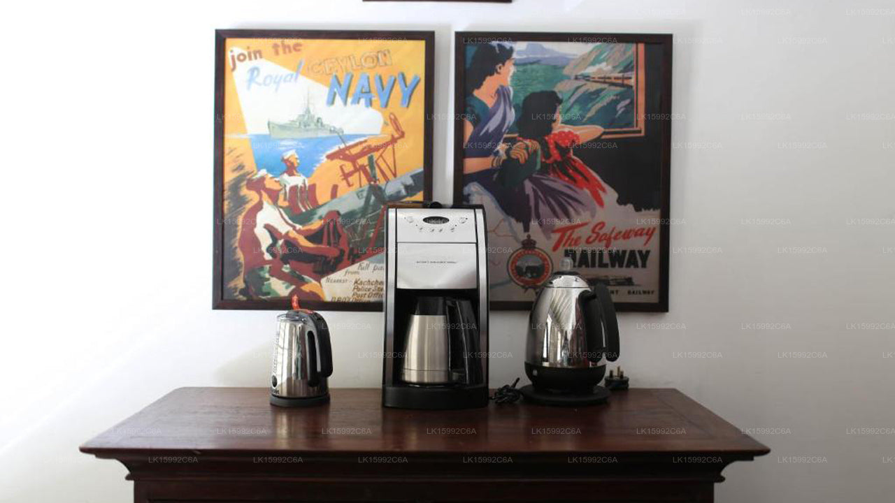 Бар и отель Royal, Канди