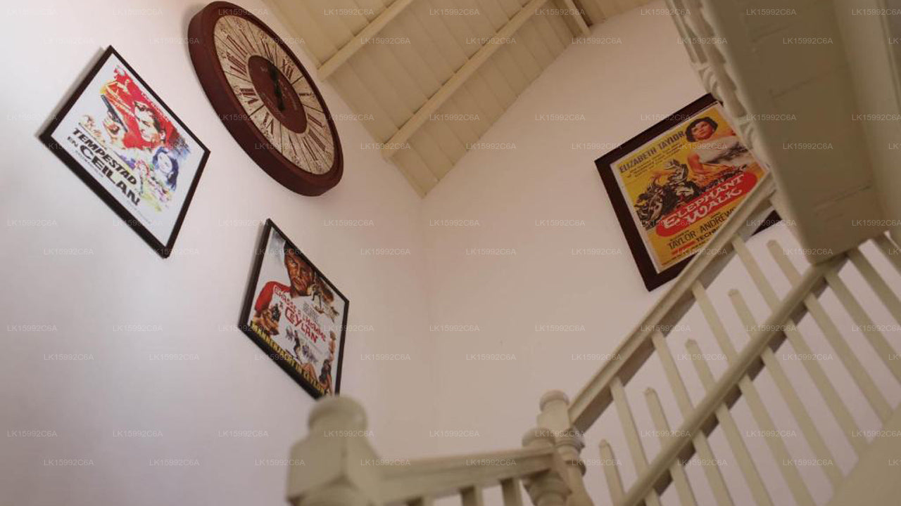 Бар и отель Royal, Канди