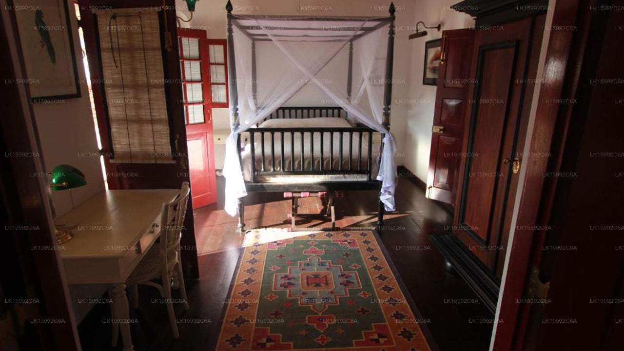 Бар и отель Royal, Канди