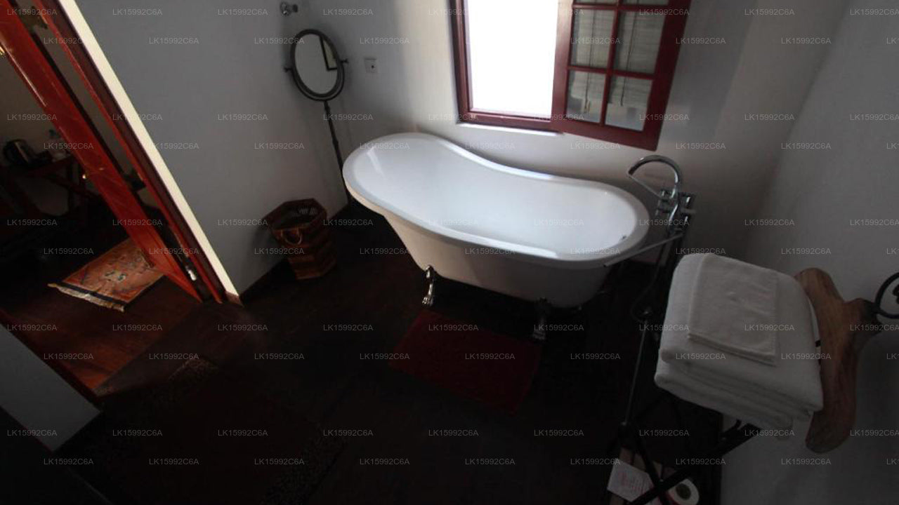 Бар и отель Royal, Канди