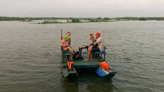 Наблюдение за птицами с лодки в заповеднике Каламетия из Тангалле.
